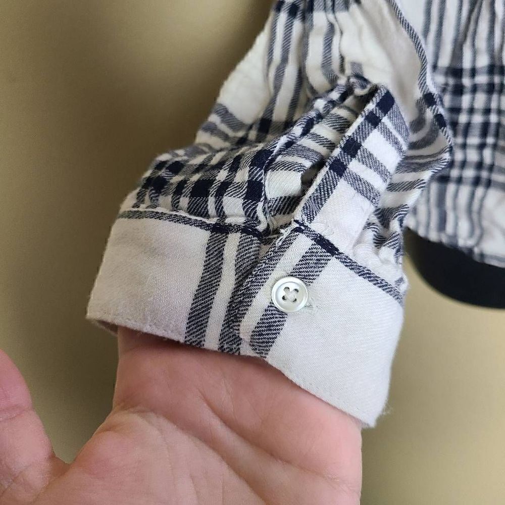 Simply Styled Plaid Top   - Picture 4 of 7